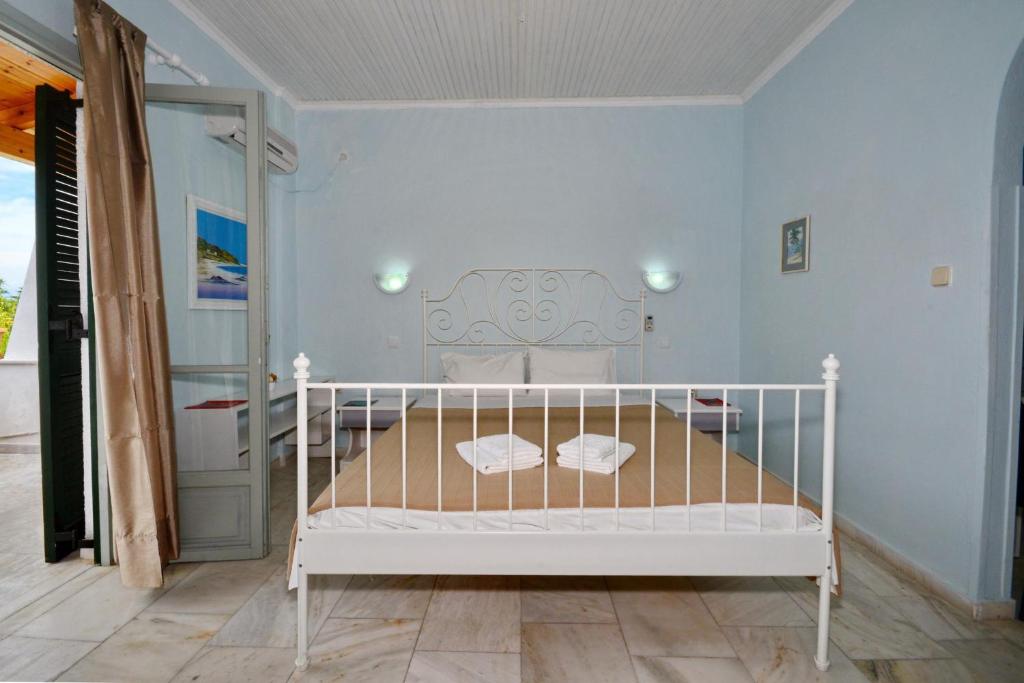 Postel nebo postele na pokoji v ubytování Liokorni Village