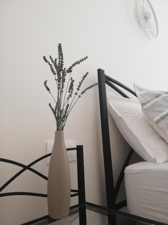 Postel nebo postele na pokoji v ubytování Veronika Home Tbilisi