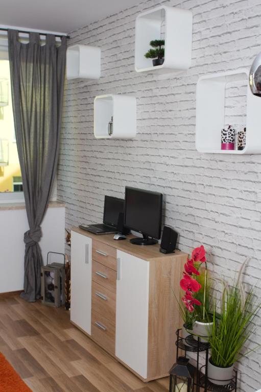 Televízia a/alebo spoločenská miestnosť v ubytovaní Apartament Tiffany