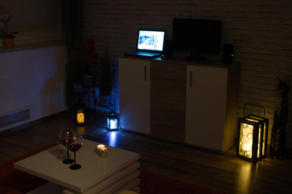 Televízia a/alebo spoločenská miestnosť v ubytovaní Apartament Tiffany