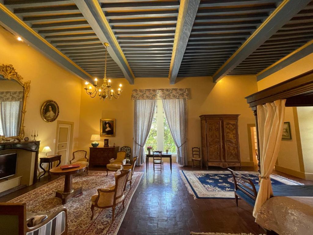 Posezení v ubytování Château de Rousson