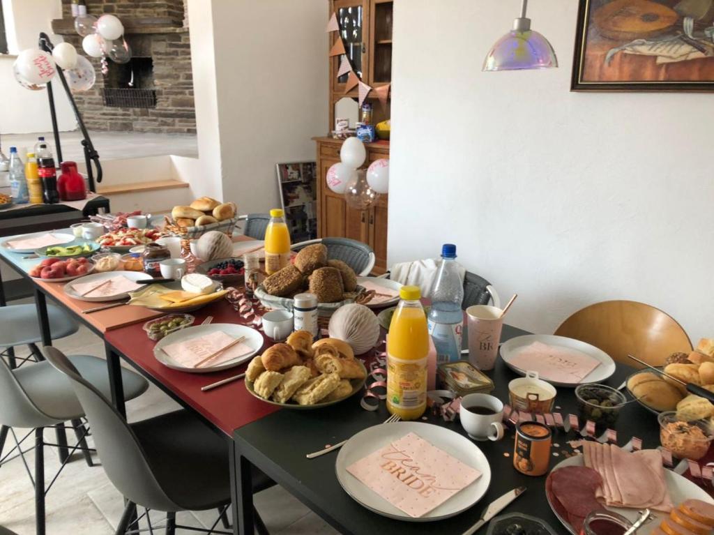 Brockscheid的住宿－Ferienunterkunft Vulkaneifel - Baltes-Haus，餐桌,餐桌上放着食物、饮料和食物盘
