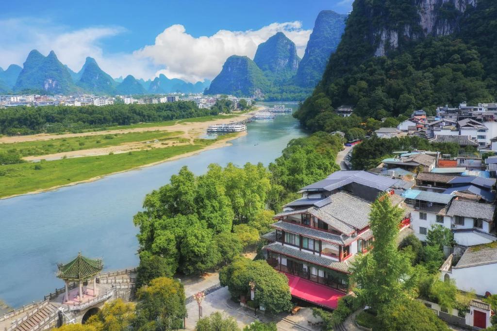 uma vista para o rio li em Guilin em Yangshuo River View Hotel em Yangshuo