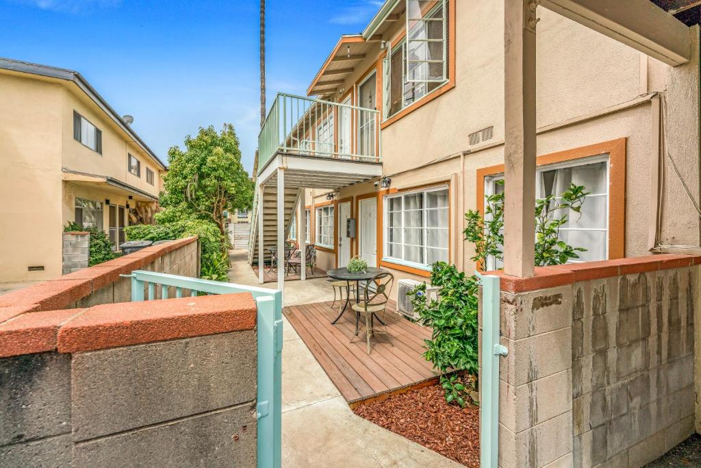 a house with a balcony with a table on a porch at Charming Apartment in Santa Monica