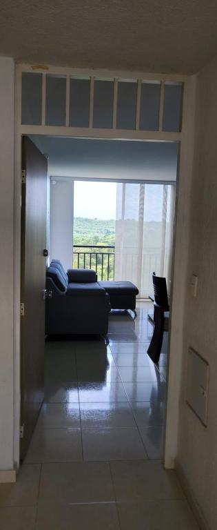 ein Wohnzimmer mit einem Sofa und einem Tisch in der Unterkunft LINDO APARTAMENTO AMOBLADO. in Neiva