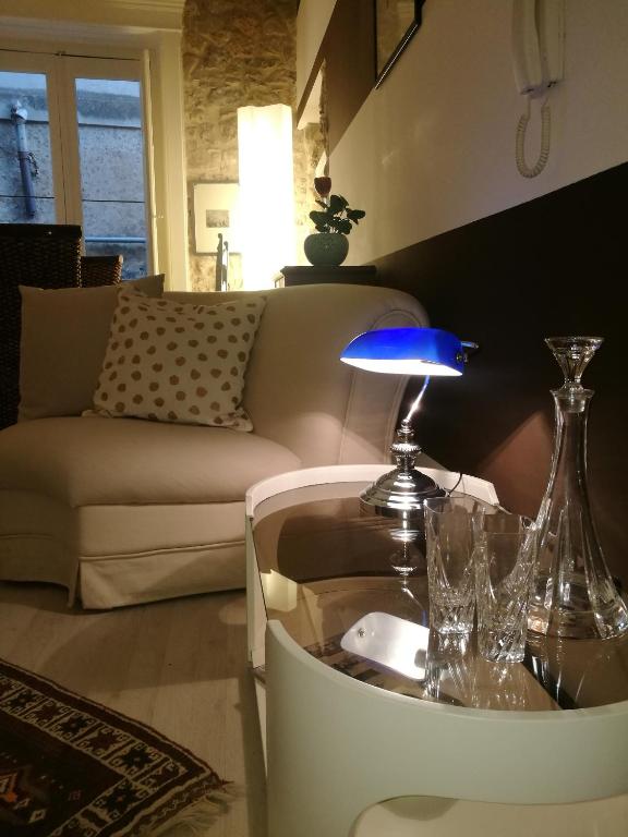 a living room with a couch and a table with a lamp at Al Campanile in Piazza Armerina