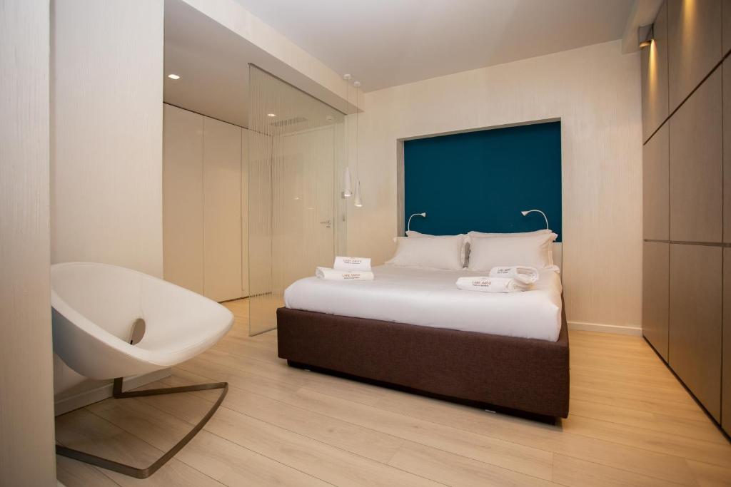 1 dormitorio con cama, bañera y lavamanos en Lake Drive Rooms&Apartments en Tirana