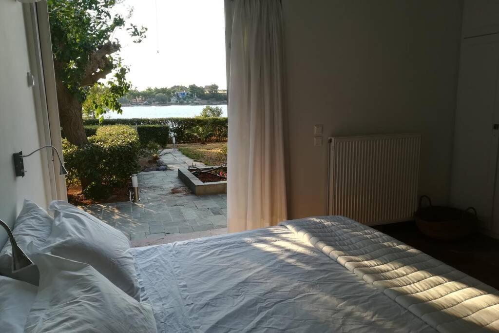 Postel nebo postele na pokoji v ubytování Pine tree beachfront villa