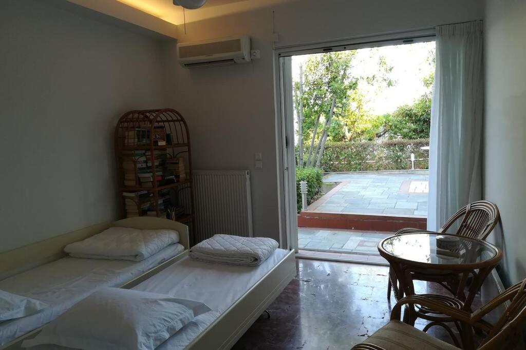 Postel nebo postele na pokoji v ubytování Pine tree beachfront villa