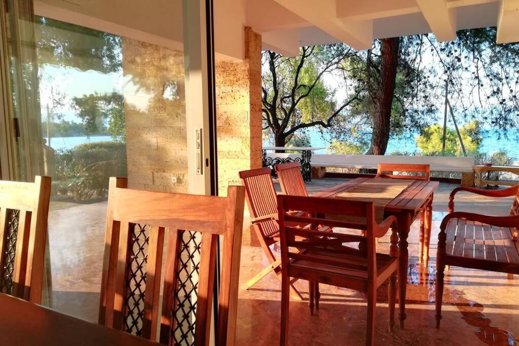 Fotografie z fotogalerie ubytování Pine tree beachfront villa v destinaci Dhrosiá