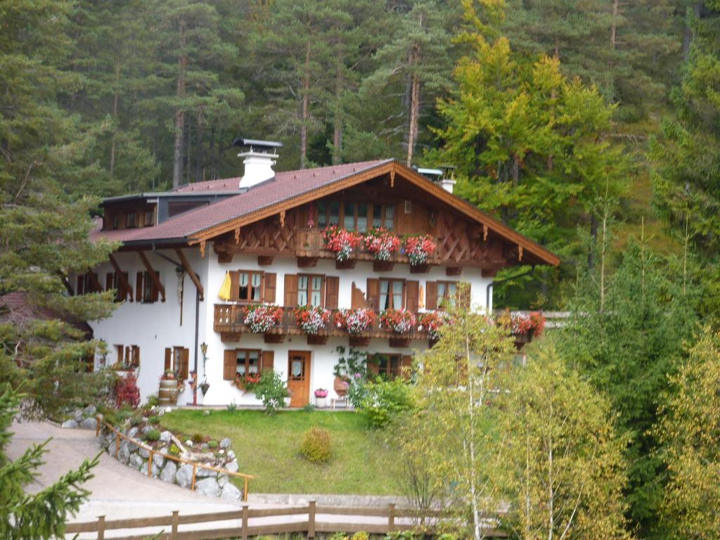 una casa con dei fiori davanti di Gästehaus Arnspitzblick a Scharnitz
