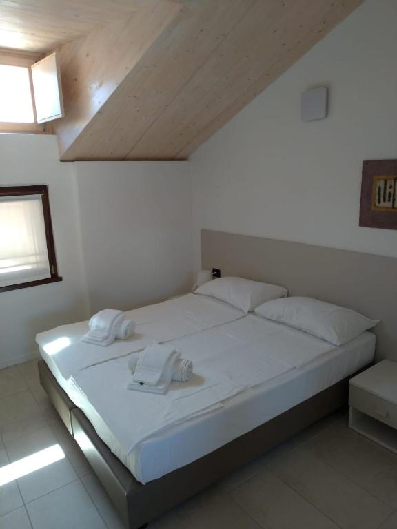 Łóżko lub łóżka w pokoju w obiekcie La Corte Room & Relax