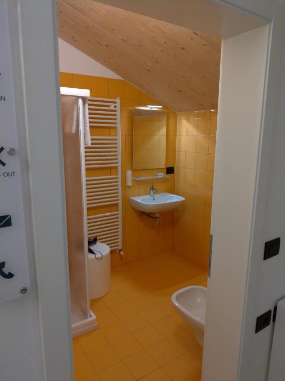 łazienka z umywalką i toaletą w obiekcie La Corte Room & Relax w mieście Rovereto