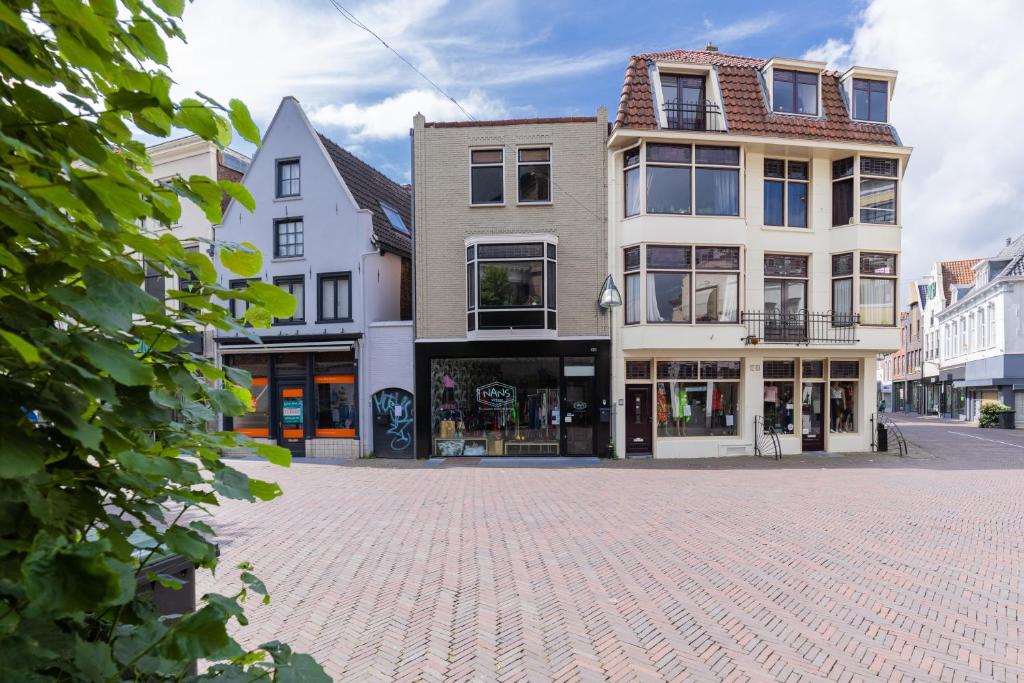 uma rua de calçada em frente a alguns edifícios em Citystays Deventer em Deventer
