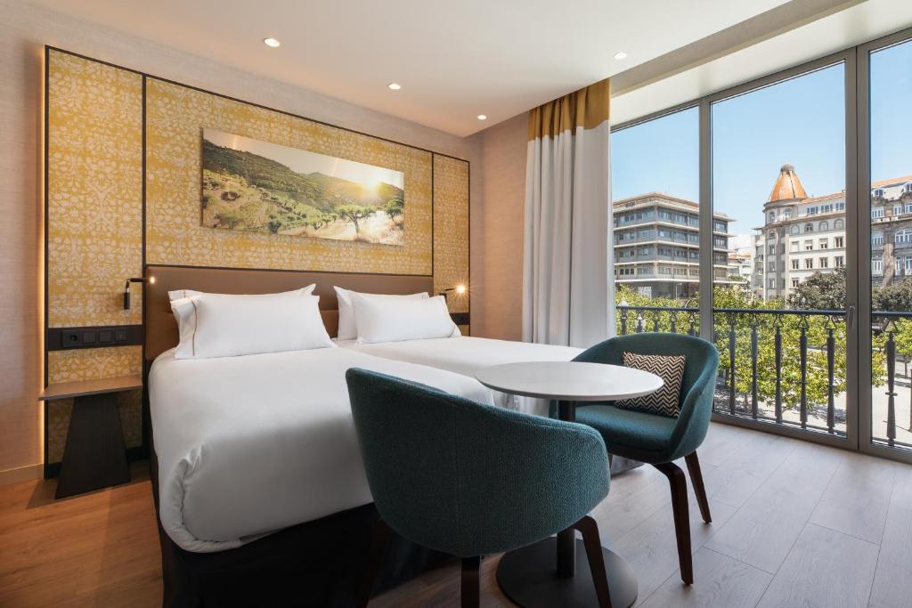 
Deluxe Double Room with Balcony and  Aliados View
