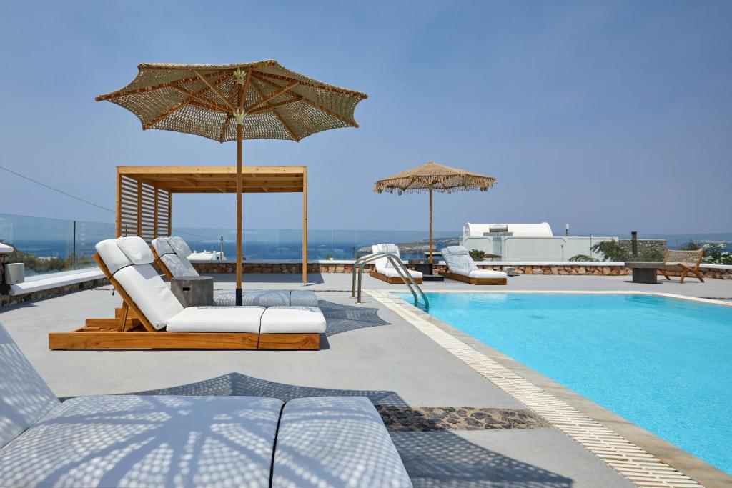 Bazén v ubytování Symmetry Suites nebo v jeho okolí