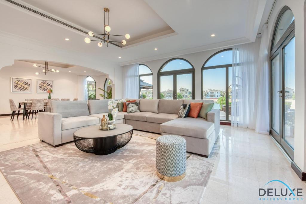 Luxe 5BR Villa with Assistant’s Room and Private Pool on Palm Jumeirah by Deluxe Holiday Homes
