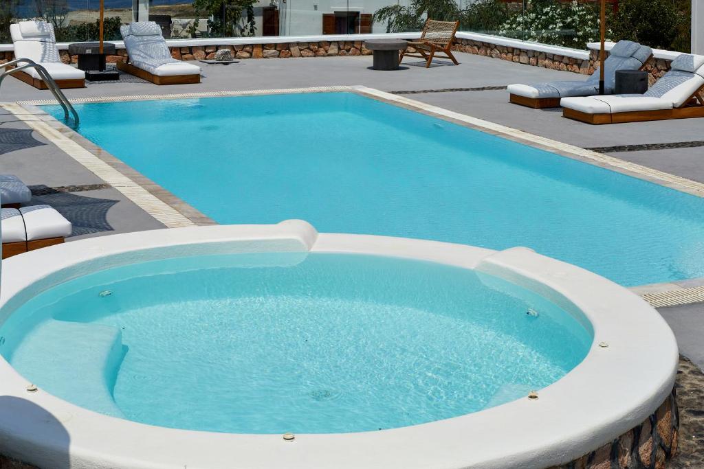 Bazén v ubytování Symmetry Suites nebo v jeho okolí