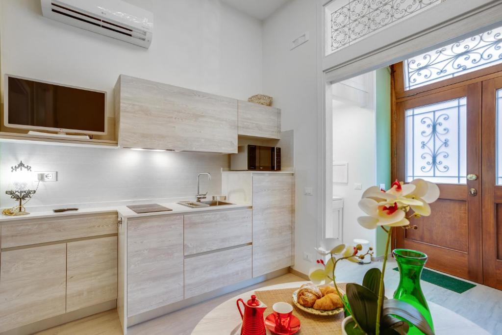 A kitchen or kitchenette at MADAME BARI' Suite Apt in the heart of Bari