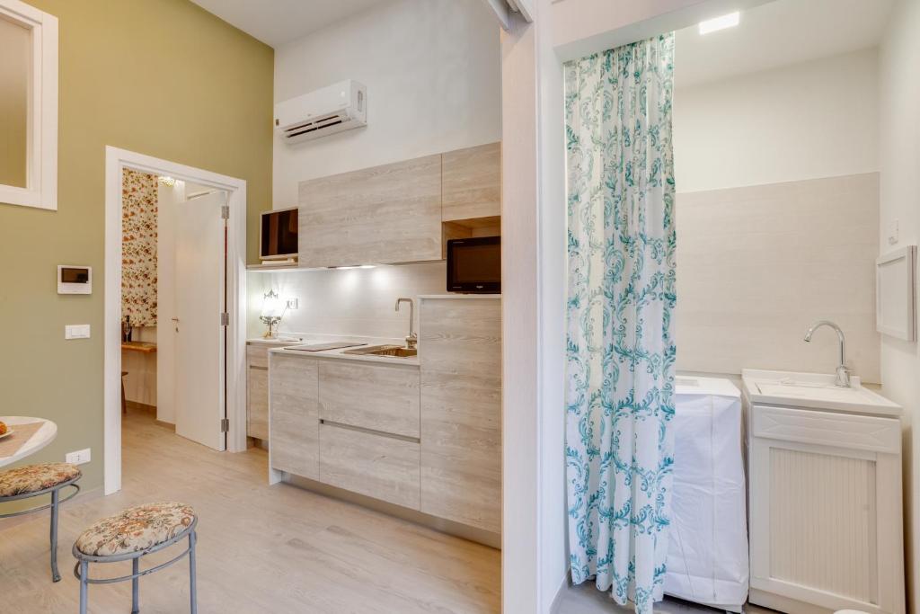 A kitchen or kitchenette at MADAME BARI' Suite Apt in the heart of Bari