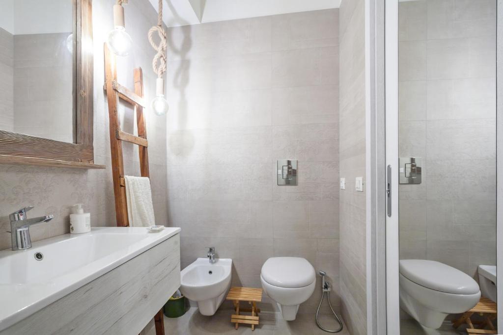 A bathroom at MADAME BARI' Suite Apt in the heart of Bari