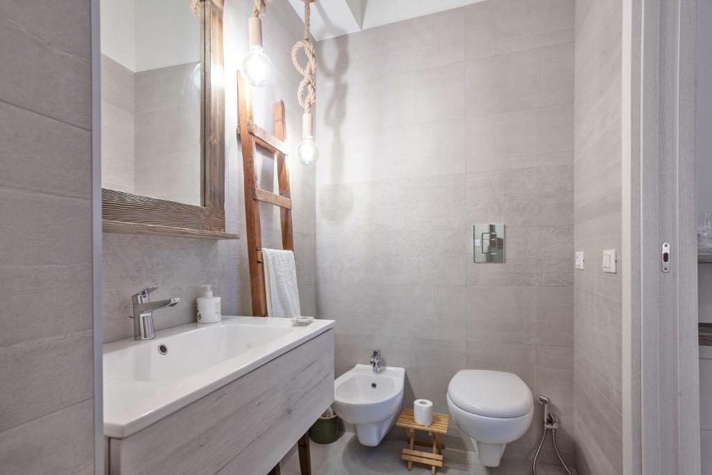 A bathroom at MADAME BARI' Suite Apt in the heart of Bari