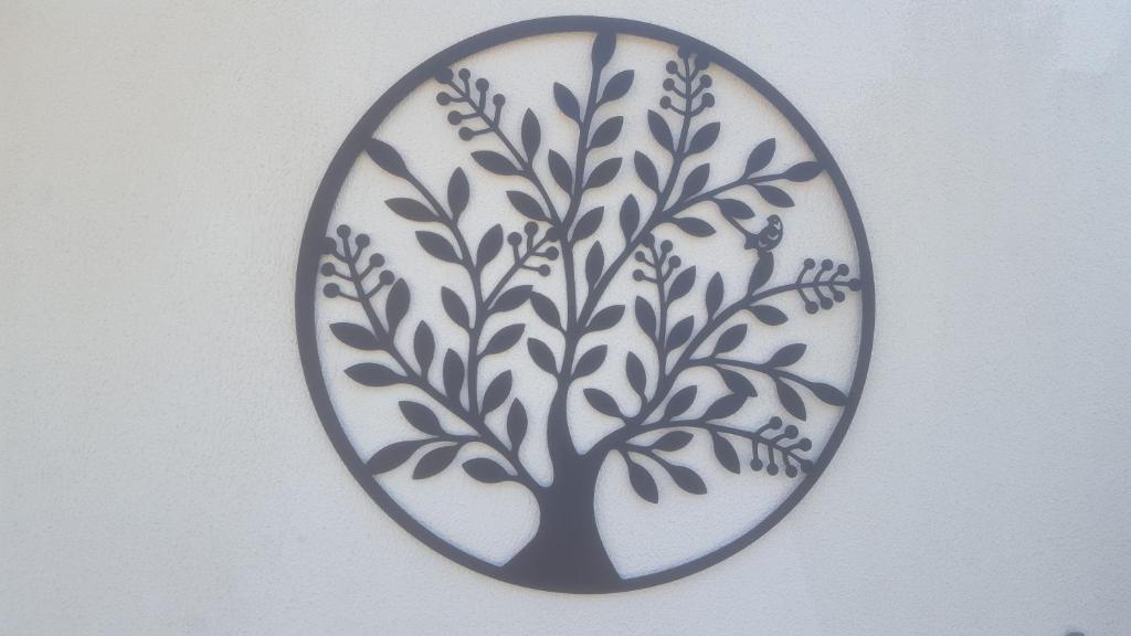 a plate with a picture of a tree on a wall at Quinta do Serrado de Belmonte in Belmonte