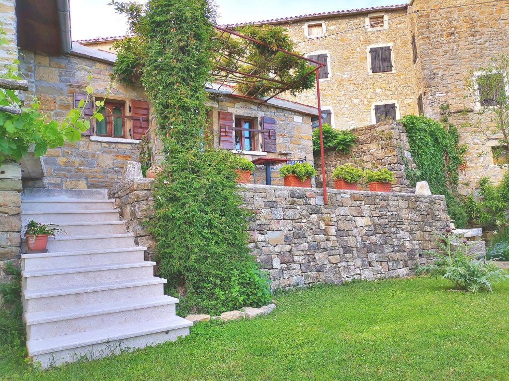 - un bâtiment en pierre avec des escaliers menant à une maison dans l'établissement Studio Apartment Belvedere, à Grožnjan