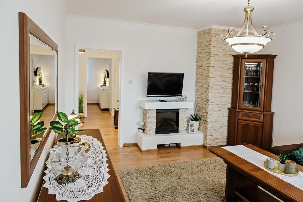 Televízia a/alebo spoločenská miestnosť v ubytovaní Apartament Witkiewicza Sanok