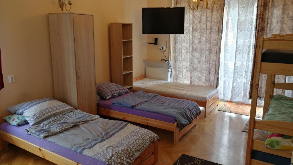 Säng eller sängar i ett rum på Tanie Noclegi Mieszkanka