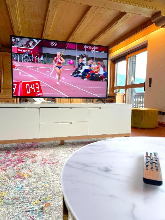 TV a/nebo společenská místnost v ubytování Großzügige Ferienwohnung am Tegernsee mit Südbalkon und Wallbergblick