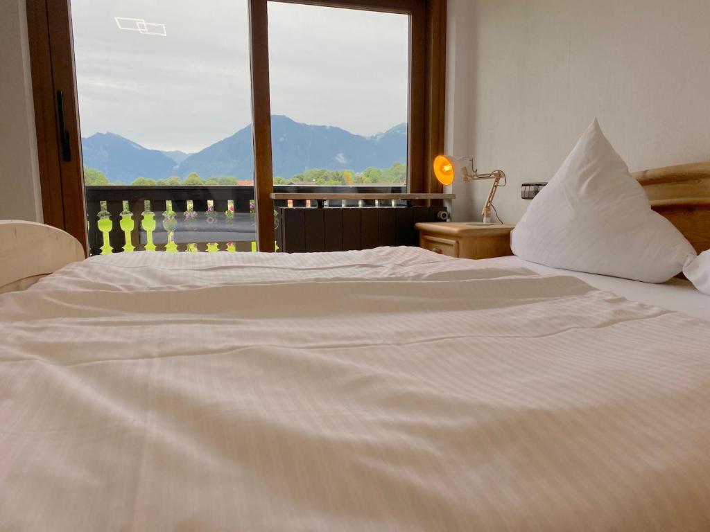 Postel nebo postele na pokoji v ubytování Großzügige Ferienwohnung am Tegernsee mit Südbalkon und Wallbergblick