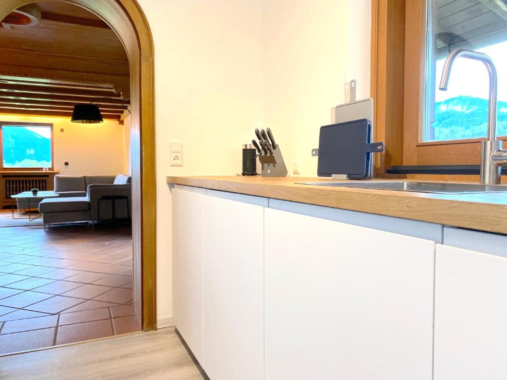 Kuchyň nebo kuchyňský kout v ubytování Großzügige Ferienwohnung am Tegernsee mit Südbalkon und Wallbergblick