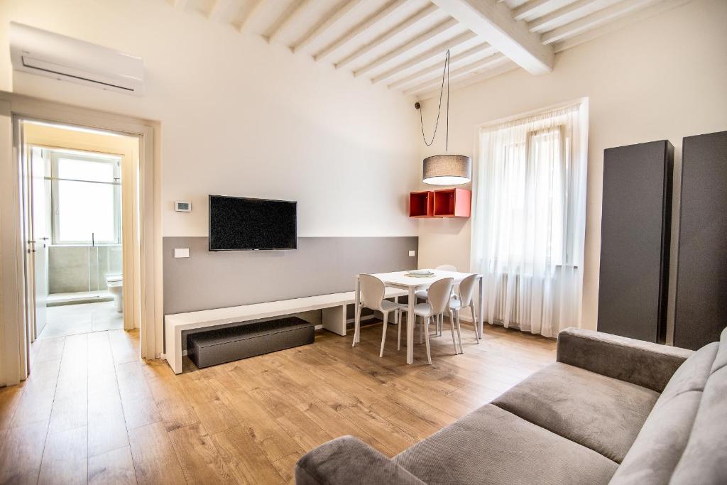 ein Wohnzimmer mit einem Sofa und einem Tisch in der Unterkunft Leone Guest House in Follonica