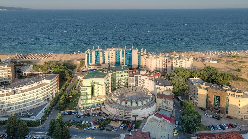 uma vista aérea de uma cidade junto ao oceano em Top-located Beach Apartment with Balcony em Sunny Beach