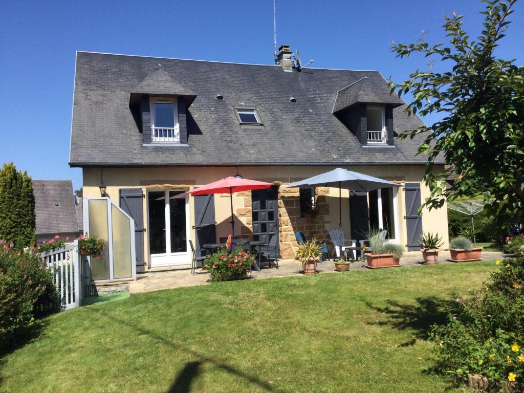 Casa con patio y patio con césped en Coup de cœur assuré ! CALM Comme à la Maison ! maison spacieuse avec grande terrasse pour 2 à 5 personnes proximité Granville et mer avec wifi et parking gratuits, en Granville