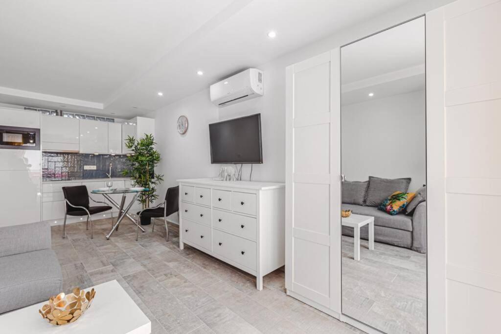 Kuchyň nebo kuchyňský kout v ubytování Tenerife Royal Gardens One Bedroom Apartment