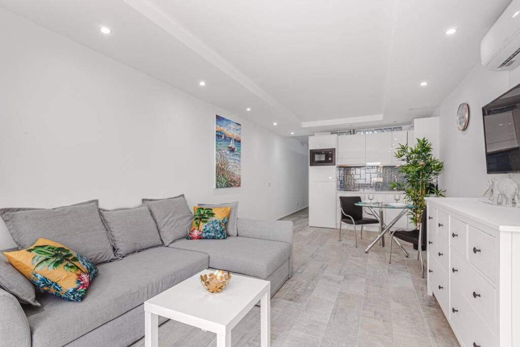 Kuchyň nebo kuchyňský kout v ubytování Tenerife Royal Gardens One Bedroom Apartment