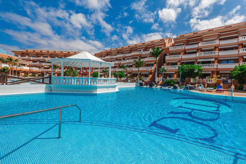 Bazén v ubytování Tenerife Royal Gardens One Bedroom Apartment nebo v jeho okolí