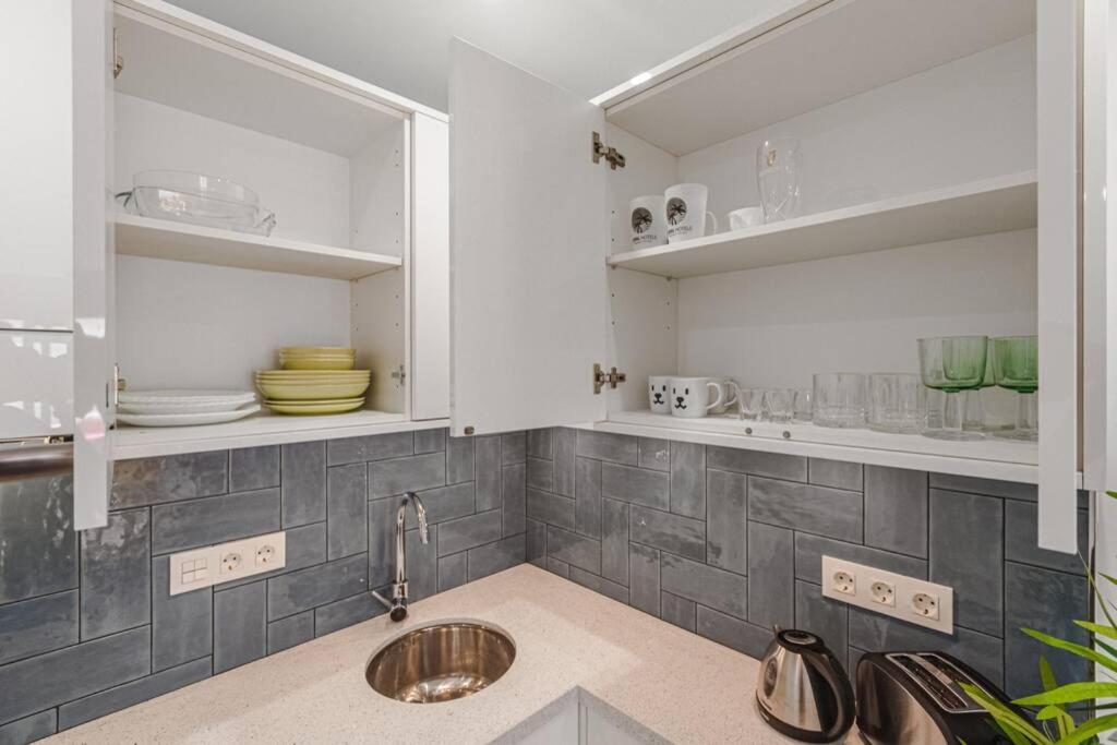 Kuchyň nebo kuchyňský kout v ubytování Tenerife Royal Gardens One Bedroom Apartment