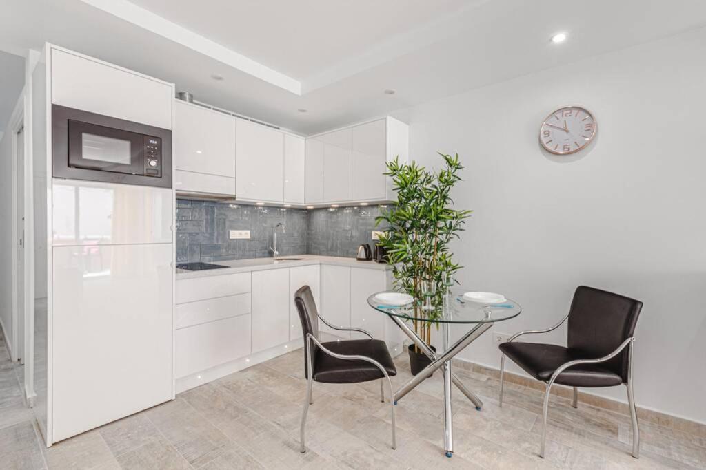 Kuchyň nebo kuchyňský kout v ubytování Tenerife Royal Gardens One Bedroom Apartment