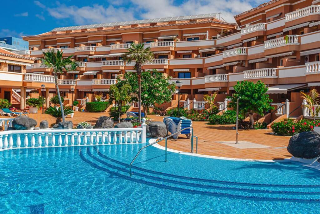 Bazén v ubytování Tenerife Royal Gardens One Bedroom Apartment nebo v jeho okolí