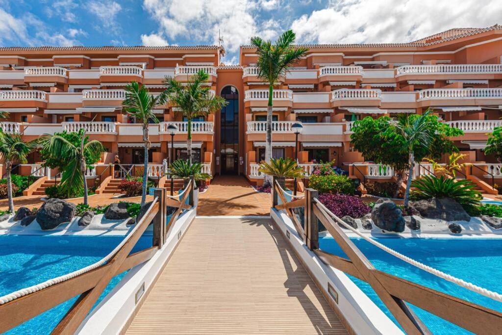 Bazén v ubytování Tenerife Royal Gardens One Bedroom Apartment nebo v jeho okolí
