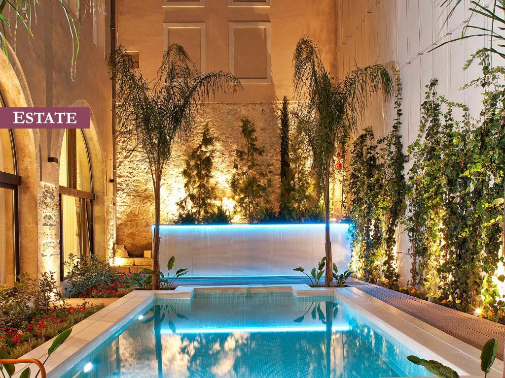 Bazén v ubytovaní Rimondi Boutique Hotel - Small Luxury Hotels of the World alebo v jeho blízkosti