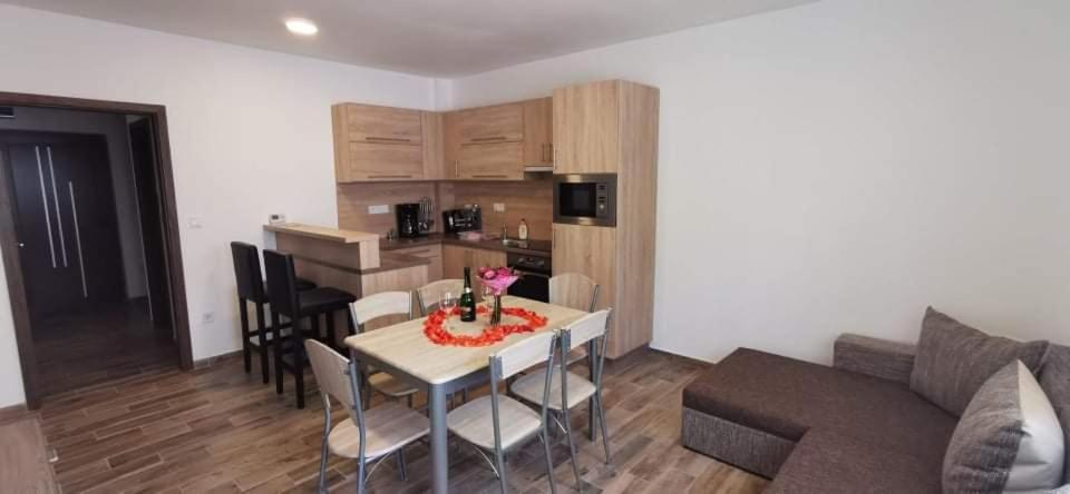 salon ze stołem i kanapą w obiekcie Ohana Wellness apartman w Siófoku