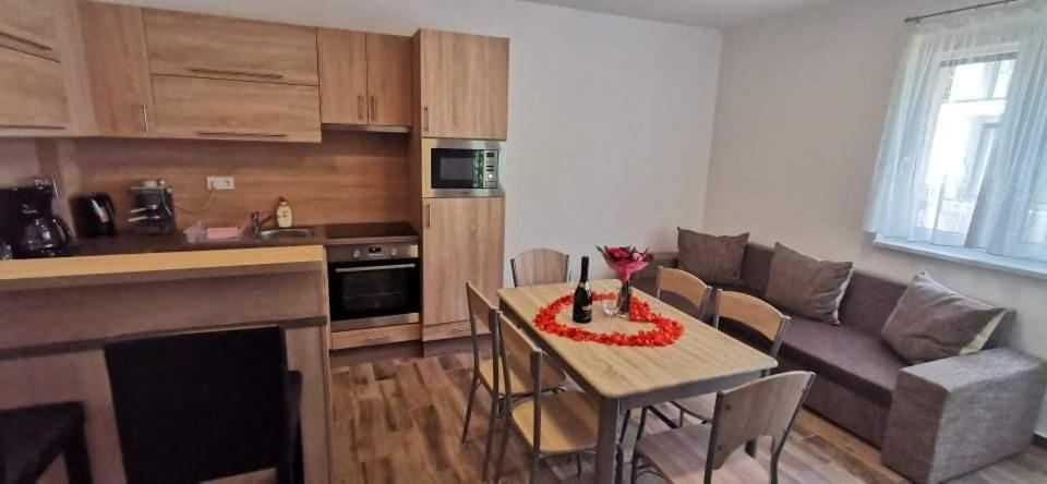 Kuchnia lub aneks kuchenny w obiekcie Ohana Wellness apartman