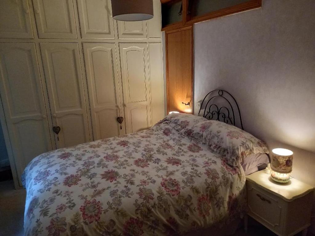 una camera da letto con un letto con un piumone fiorito di Osborne Lodge a Ryde