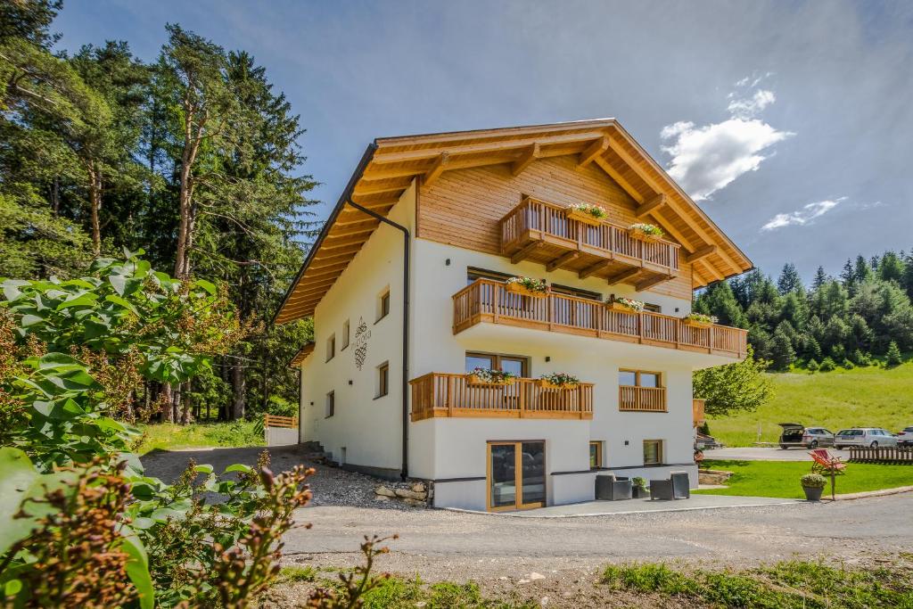 una grande casa con tetto in legno di Niciora a Badia