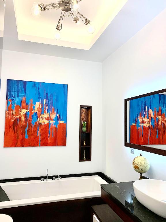 TV a/nebo společenská místnost v ubytování MONDRIAN Luxury Suites UNESCO Old Town