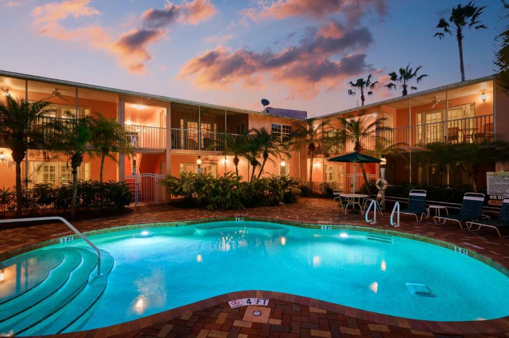 a large swimming pool in front of a building at Siesta Key Inn in Siesta Key